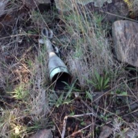 Proyectil encontrado cerca del municipio de Espolla, Girona, adyacente a la base militar de Sant Climent Sescebes, donde se han repetido incidentes por el impacto de balas fuera del perímetro de seguridad. Catalunya Radio