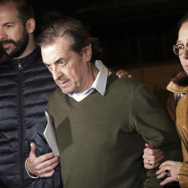 El expresidente del Osasuna Miguel Archanco (c) junto a familiares tras su salida esta noche de la cárcel de Pamplona. /EFE