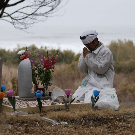 Norio Kimura reza por su familia frente a un monumento que hizo por su familia a la que perdió, el 11 de marzo de 2011 en el tsunami, cerca de Okuma al lado de TEPCO./ REUTERS-Toru Hanai