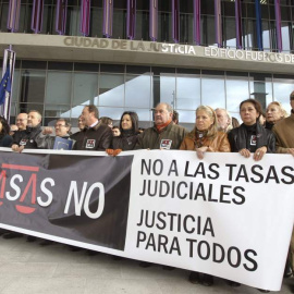 Decenas de abogados en una concentración en Zaragoza contra las tasas judiciales. EFE