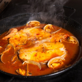 Merluza a la sidra con almejas.