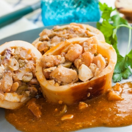  Calamares rellenos de gamba y huevos.