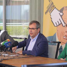 Daniel Moreno, Fernando García Mongay y Gideon Lichfield, en Huesca. / TIE