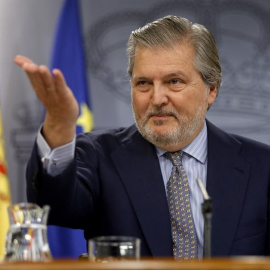 El ministro de Cultura y portavoz del Gobierno, Íñigo Méndez de Vigo, durante la rueda de prensa posterior al Consejo de Ministros celebrado este viernes en el Palacio de La Moncloa. EFE/Chema Moya