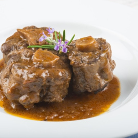  Rabo de ternera estafoado.