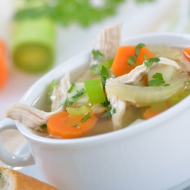  Sopa de pollo, zanahorias y champiñones.