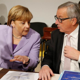 Angela Merkel conversa con el presidente de la Comisión Europea, Jean Claude-Juncker, en La Valeta. / EFE