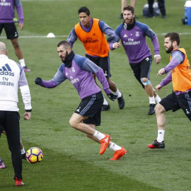 El entrenador del Real Madrid, Zinedine Zidane (2i), da instrucciones a los jugadores durante el entrenamiento previo al partido contra el Atlético. /EFE