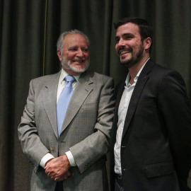 Julio Anguita junto a Alberto Garzón durante la presentación del libro 'Atraco a la Memoria'- IU/ José Camó