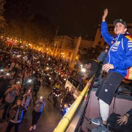 El piloto Jorge Lorenzo saluda desde el balcón del Consulat del Mar. /EFE