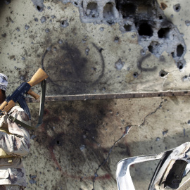 Un soldado camina con su arma al hombro por las calles de Tikrit. REUTERS