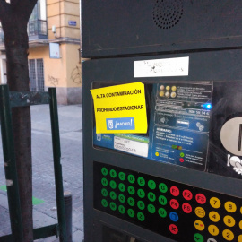 En los parquímetros permanecen apagados y con este cartel de advertencia.- PÚBLICO.