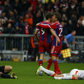 Los jugadores del Bayern celebran uno de los goles. REUTERS/Michael Dalder
