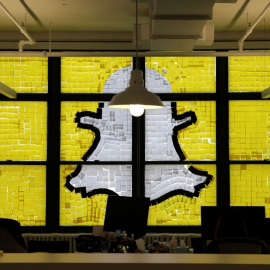 El logo de Snapchat creado con papelitos de Post-it en las ventanas de la agencia de publicidad Havas Worldwide en Nueva York. REUTERS/Mike Segar