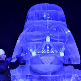 Artista húngaro talla una figura de Darth Vader para el festival de esculturas de hielo de Lieja, en Bélgica. REUTERS/Eric Vidal
