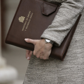 La cartera de la ministra de Empleo, Fátima Báñez, a su llegada al primer Consejo de Ministros del nuevo Gobierno de Mariano Rajoy. EFE