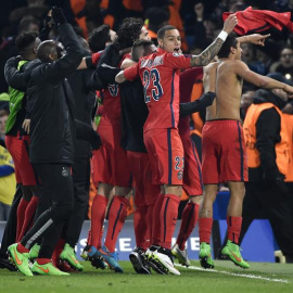 Los jugadores del PSG celebran la clasificación en Stamford Bridge. EFE/FACUNDO ARRIZABALAGA