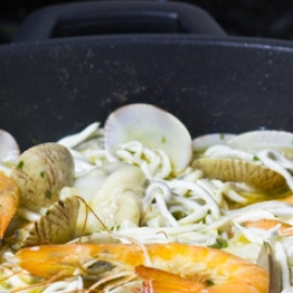 Cocochas con gulas, almejas y gambas. 