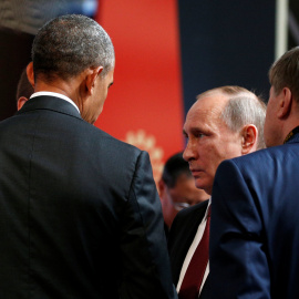 El presidente de EEUU Barack Obama mantiene una breve conversación con el presidente ruso Vladimir Putin antes del comienzo de la cumbre de la APEC en Lima (Perú). REUTERS/Kevin Lamarque