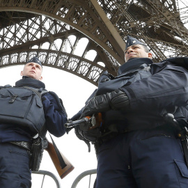 Agentes de la Policía  bajo la Torre Eiffel tras los atentados mortales en París. REUTERS