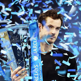 Andy Murray sostiene el trofeo que le acredita como campeón de las ATP Finals. /EFE