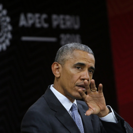 El presidente de los Estados Unidos, Barack Obama, ofrece una rueda de prensa al término de la cumbre de líderes del APEC en Lima (Perú). / EFE