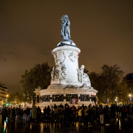 La plaza de la República repleta de personas que conmemoran los atentados del 13 de Noviembre de 2015 en París, Francia. / EFE