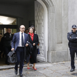La senadora y exalcaldesa de Valencia por el PP, Rita Barberá, acompañada por su abogado, José Antonio Choclán, a su salida de la sede del Tribunal Supremo tras declarar voluntariamente como investigada o imputada por un delito de blanqueo 