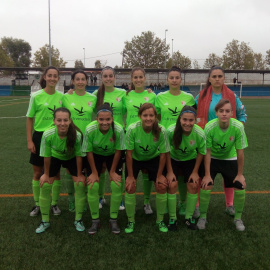 Las jguadoras del CD Femenino Cáceres posan al inicio de un partido de liga. /@CFFCACERES