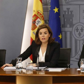 La vicepresidenta del Gobierno, Soraya Sáenz de Santamaría, junto al ministro de Justicia, Rafael Catalá, y la ministra de Fomento, Ana Pastor, durante la rueda de prensa tras la reunión del Consejo de Ministros./ EFE