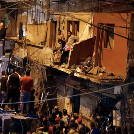 Vista de los desperfectos causados por los dos ataque suicidas perpetrados en el suburbio de Burj Barajneh en Beirut, Líbano