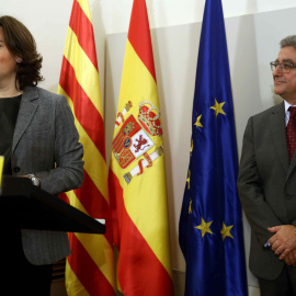 El nuevo delegado del Gobierno en Cataluña, Enric Millo, escucha la intervención de la vicepresidenta del Gobierno, Soraya Sáenz de Santamaría, tras jurar su cargo en un acto celebrado en Barcelona. EFE/Toni Albir