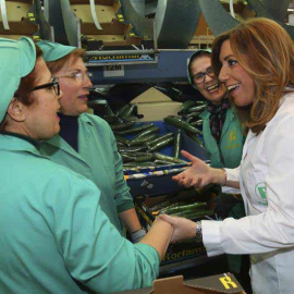 Susana Díaz, en una cooperativa agrícola de Roquetas de Mar. / EFE