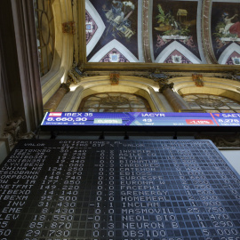 Paneles informativos en el patio de negociación de la Bolsa de Madrid. EFE/Zipi