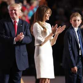 El presidente electo Donald Trump, Melania Trump y su hijo Barron. / EFE