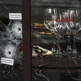 Impactos de bala en la ventana de un restaurante el día después de los atentados de París.- REUTERS / Pascal Rossignol