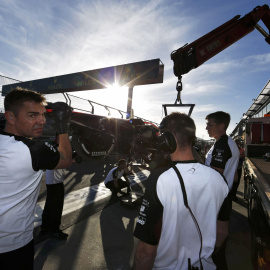 Mecánicos de McLaren, en Australia con el monoplaza de Magnussen. REUTERS/Brandon Malone