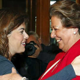 La exalcaldesa de Valencia, Rita Barberá, y la vicepresidenta del Gobierno, Soraya Sáenz de Santamaría. / EFE