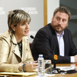 El consejero de Vertebración del Territorio, José Luis Soro (Cha), y la directora general de Vivienda, Mayte Andreu. / ARAGÓNHOY.NET