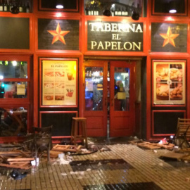 Estado en el que quedó anoche la terraza de una taberna en Sevilla tras la batalla campal. /@ELDESMARQUE_SFC
