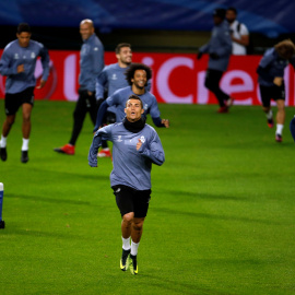 Cristiano Ronaldo corre en el entrenamiento de ayer en el José Alvalade. /REUTERS