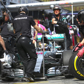 Hamilton, asistido por sus mecánicos durante la Q3 / DIEGO AZUBEL (EFE)