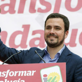Alberto Garzón durante su intervención en Granada. / MIGUEL ÁNGEL MOLINA (EFE)