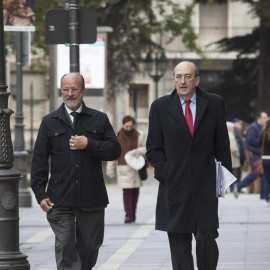 El exalcalde de Valladolid Javier León de la Riva, acompañado de su abogado, a su llegada hoy al Juzgado de Instrucción 4 de Valladolid. / EFE