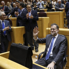 Rajoy saluda antes de intervenir en el Senado. EFE/Fernando Alvarado