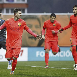 El delantero argentino del FC Barcelona Lionel Messi celebra con su compañero, el brasileño Neymar jr., el gol marcado al Eibar de penalti. EFE