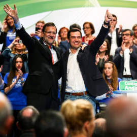 Rajoy, junto al candidato del PP a la Junta de Andalucía, Juanma Moreno, en Granada. EFE