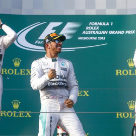 Lewis Hamilton celebra su victoria en el podio junto a Rosberg y Vettel. / DIEGO AZUBLE / EFE