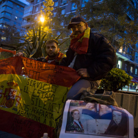 El exmilitar Andrés Merino (izq), junto al cabo Iván Ramós (der), frente a la entrada del la sede del Ministerio de Defensa en Madrid. JAIRO VARGAS