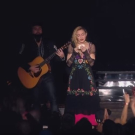 Madonna canta entre lágrimas su 'Like a Prayer' por París